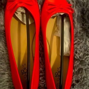 Women’s red flats